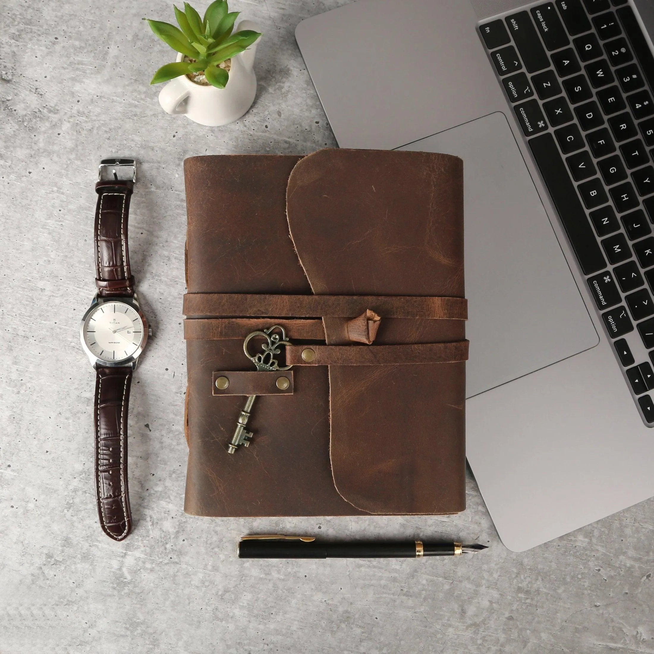 Handmade Leather Journal with Lined Deckle Edge Paper – 8x6 Inch Vintage Writing Notebook Diary with Key for Men & Women, Ideal Gift for Artists & Writers