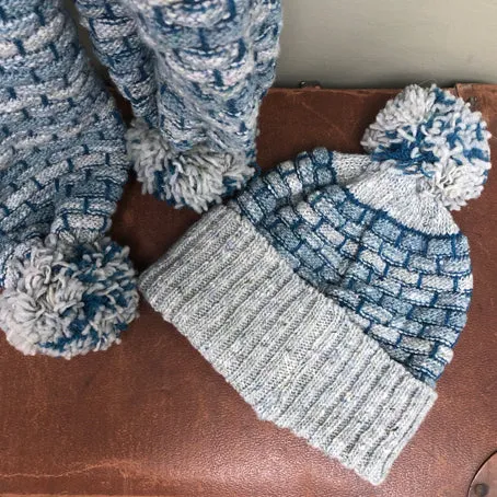 Pom Pom hat - blue